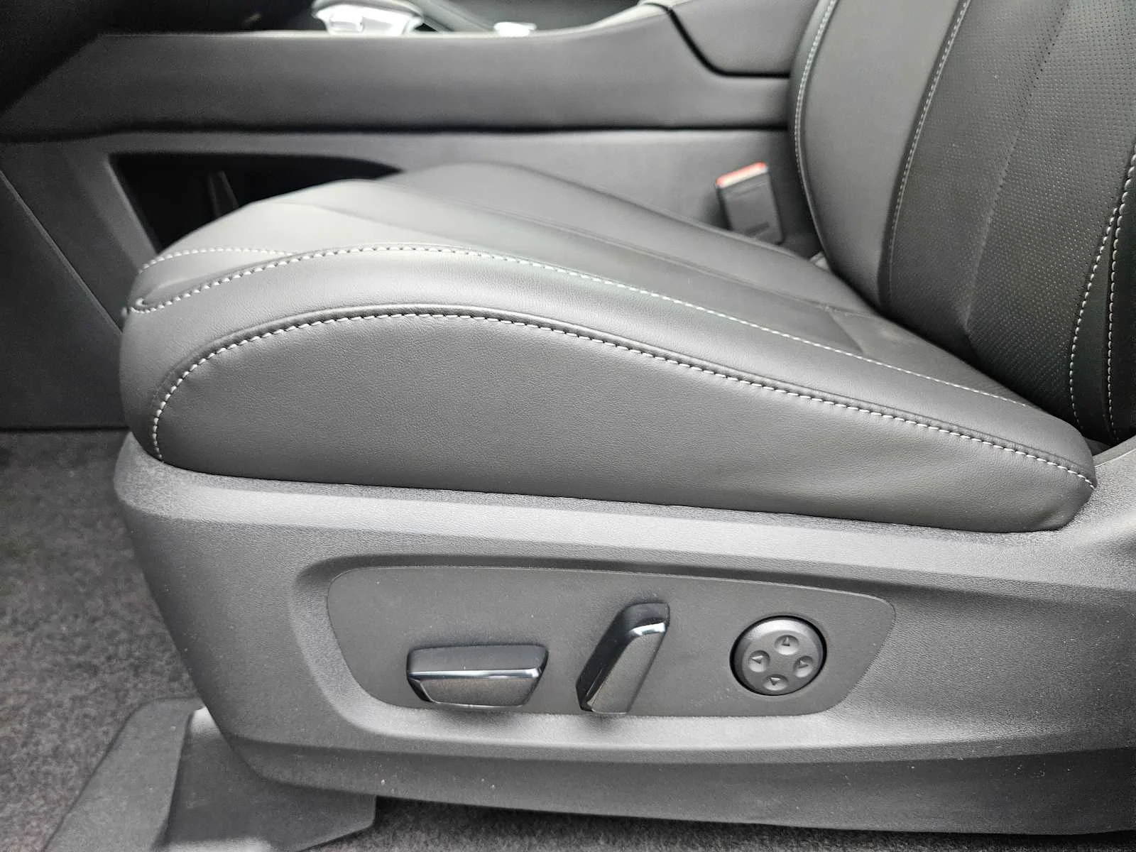 New 2026 MINERAL BLACK INFINITI Luxe FWD image 18