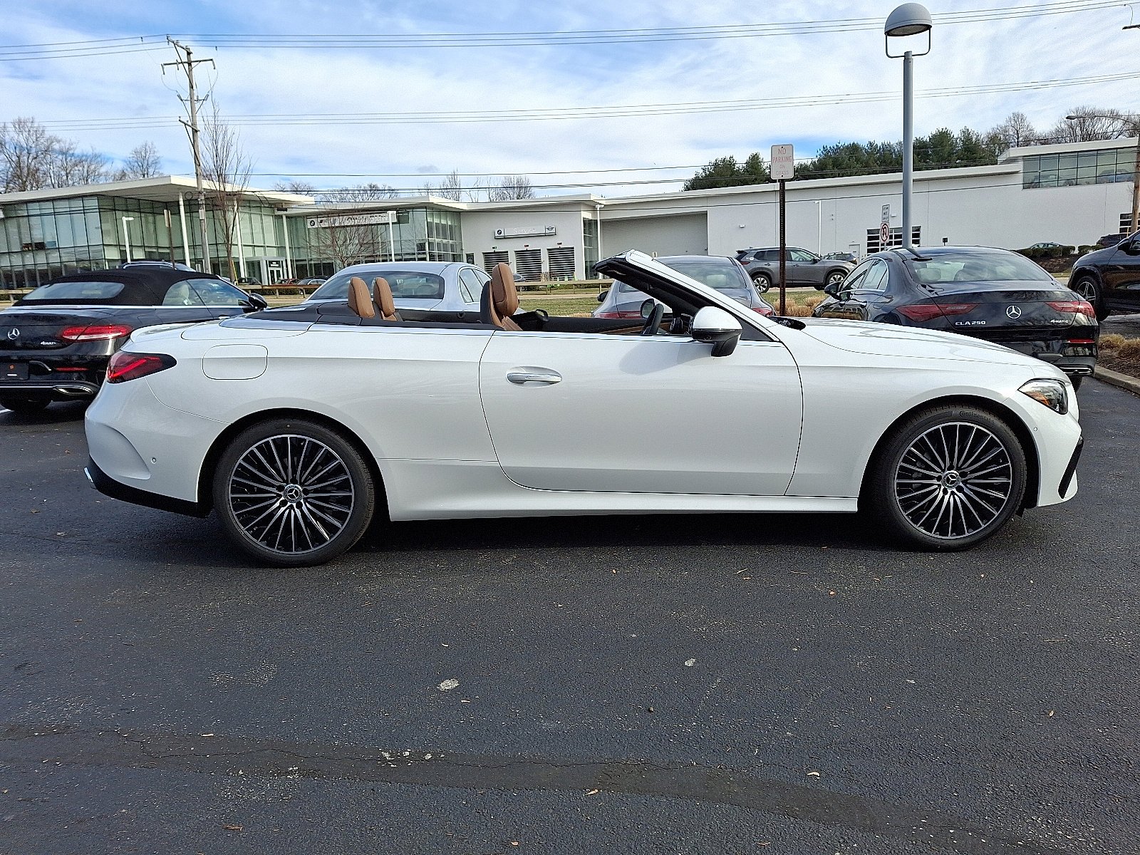 New 2026 MANUFAKTUR Moonlight White Metallic Mercedes-Benz CLE 300 image 28