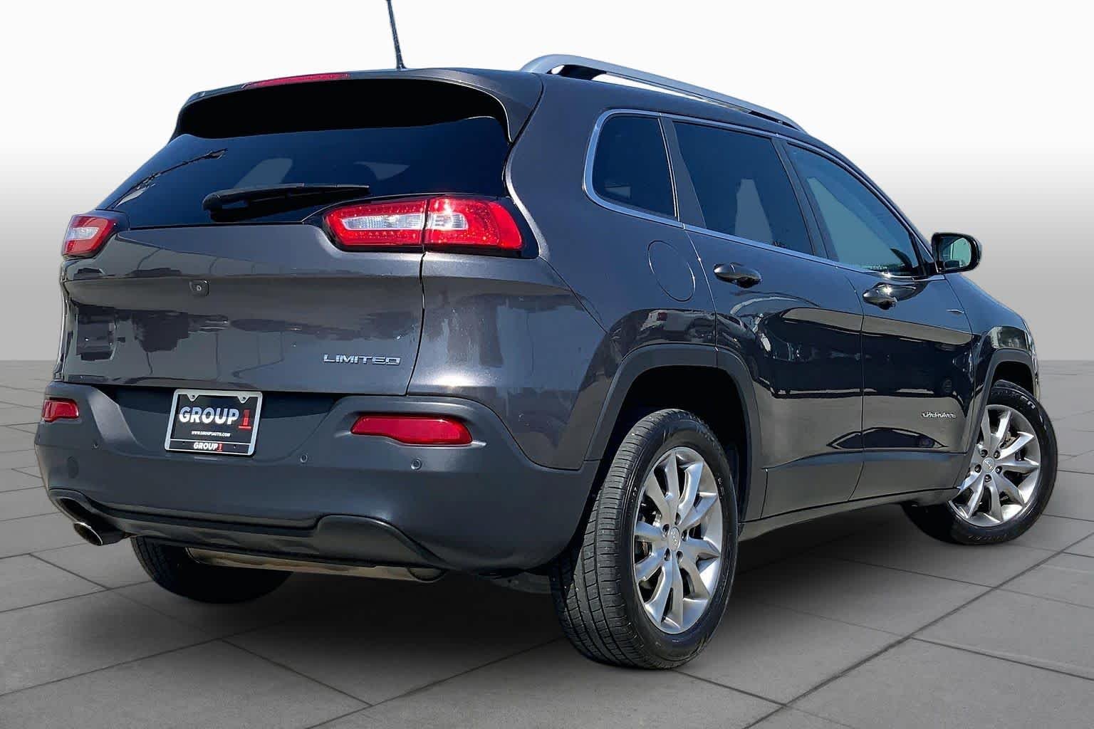 Used 2018 Granite Crystal Met. Clear Coat Jeep Limited image 11