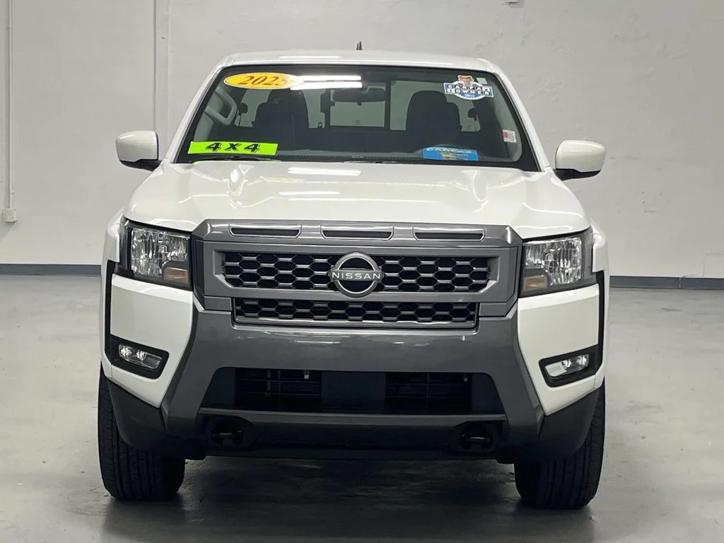 Used 2025 Glacier White Nissan SV CREW CAB 4X4 3.8L V6 1 Owner image 3