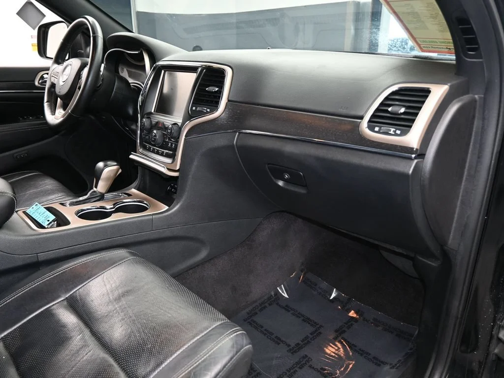 Used 2017 Diamond Black Crystal Pearlcoat Jeep Limited image 45