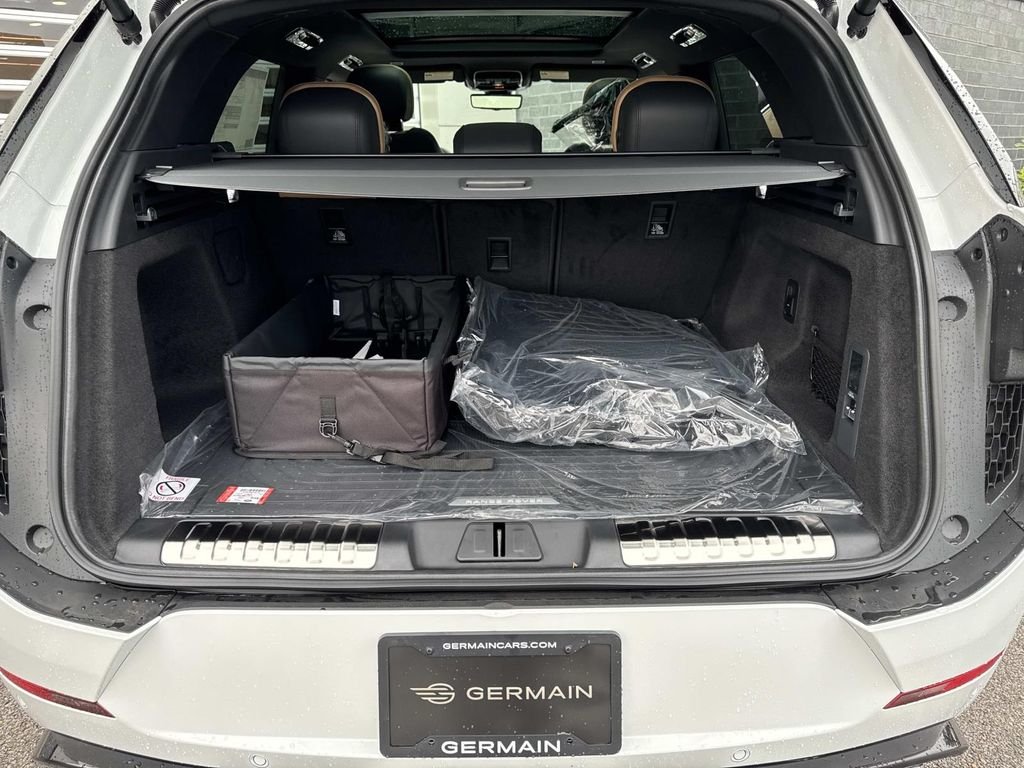 New 2026 Fuji White Land Rover Dynamic SE image 6