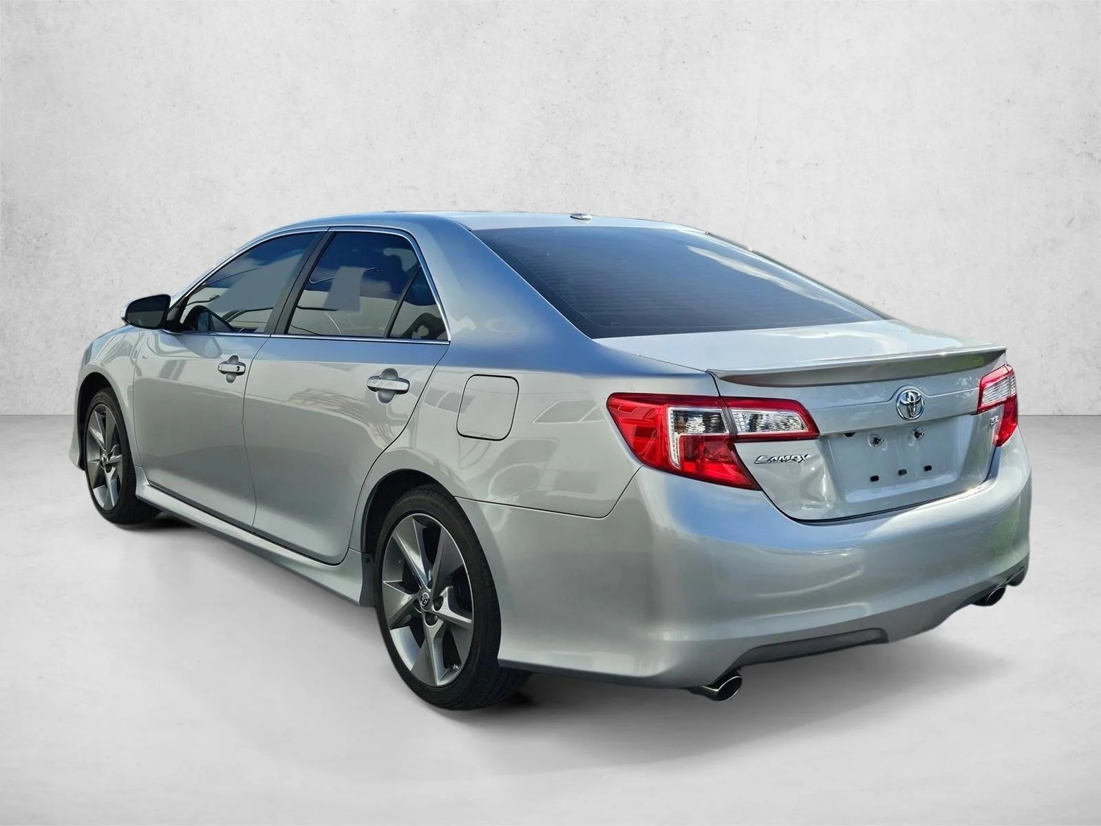 Used 2014 Classic Silver Metallic Toyota SE image 4