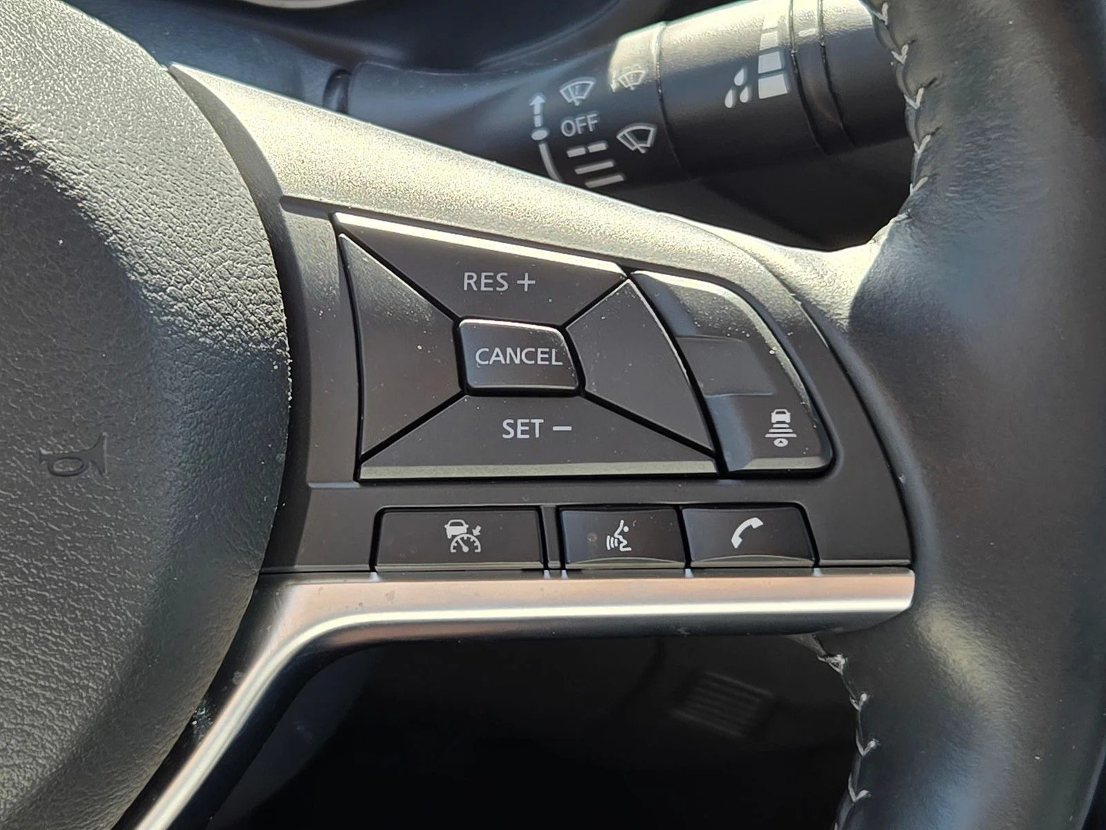 Used 2025 Electric Blue Metallic Nissan SV image 31
