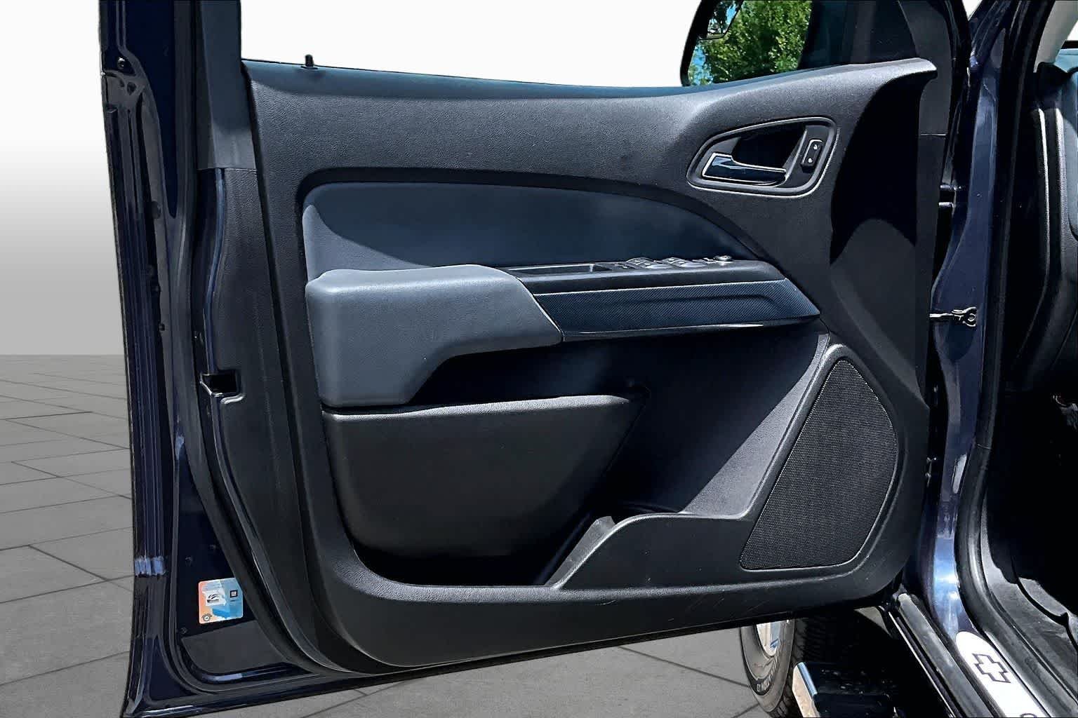Used 2018 Centennial Blue Metallic Chevrolet 4WD Z71 image 25