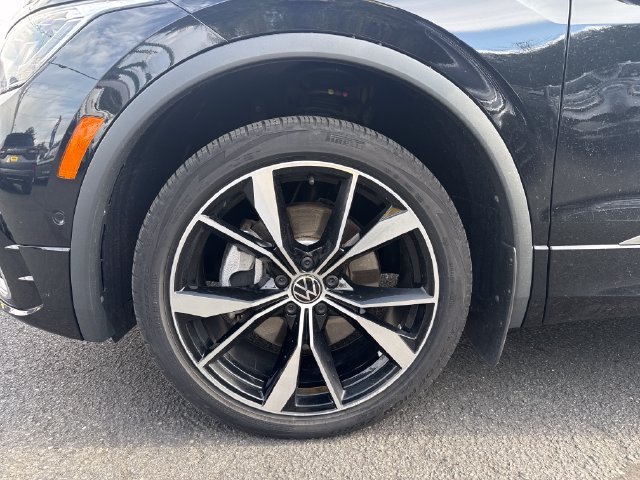 Used 2023 Deep Black Volkswagen SEL R-Line image 28