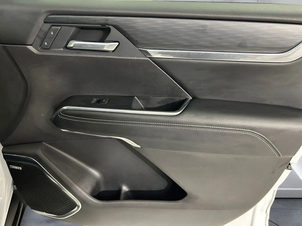 Used 2025 White GMC Elevation image 15