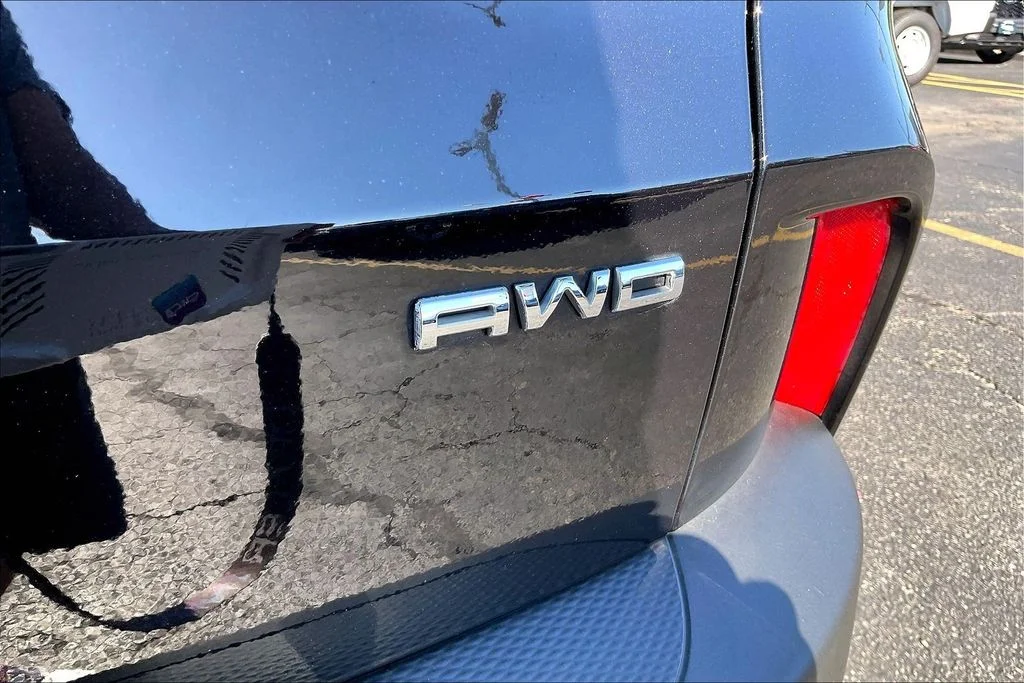 Used 2022 Black Ford SE image 7