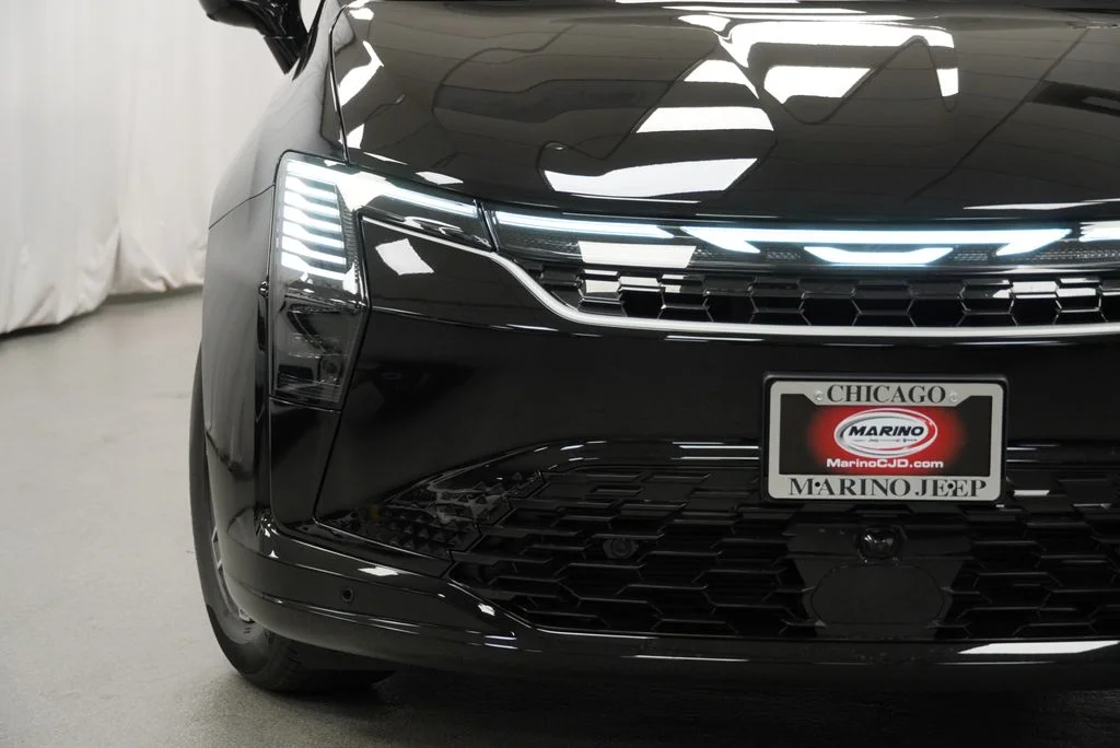 New 2027 Diamond Black Crystal Pearl-Coat Paint Chrysler Limited image 16
