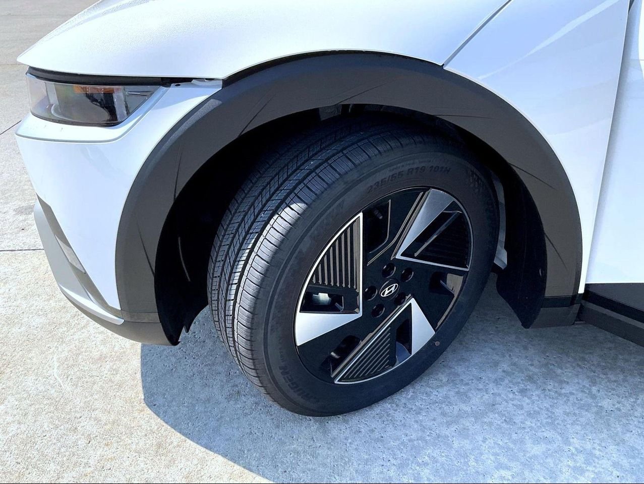 New 2026 White Hyundai SE image 24