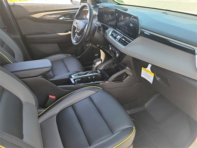 Used 2025 Iridescent Pearl Tricoat Chevrolet ACTIV image 23