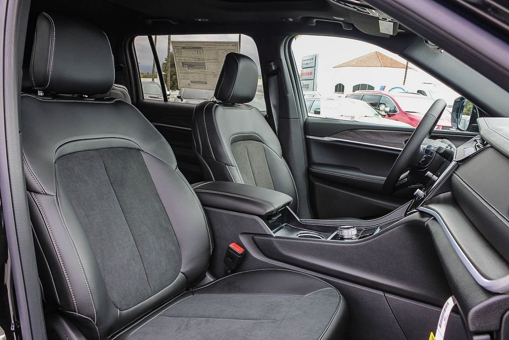 New 2026 Diamond Black Crystal Pearlcoat Jeep Altitude image 17