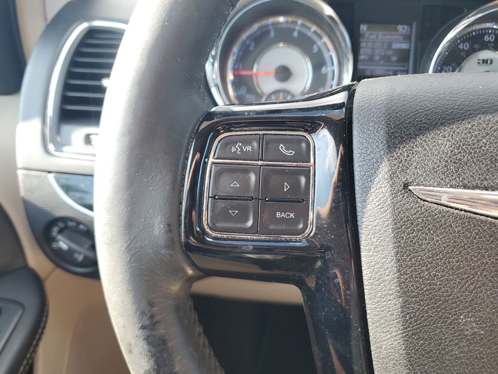 2014 Chrysler Town & Country Touring-L - Photo 19