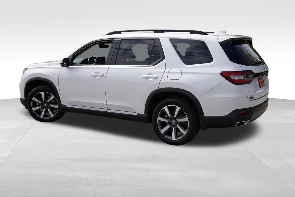 Used 2023 Platinum White Pearl Honda Touring image 8