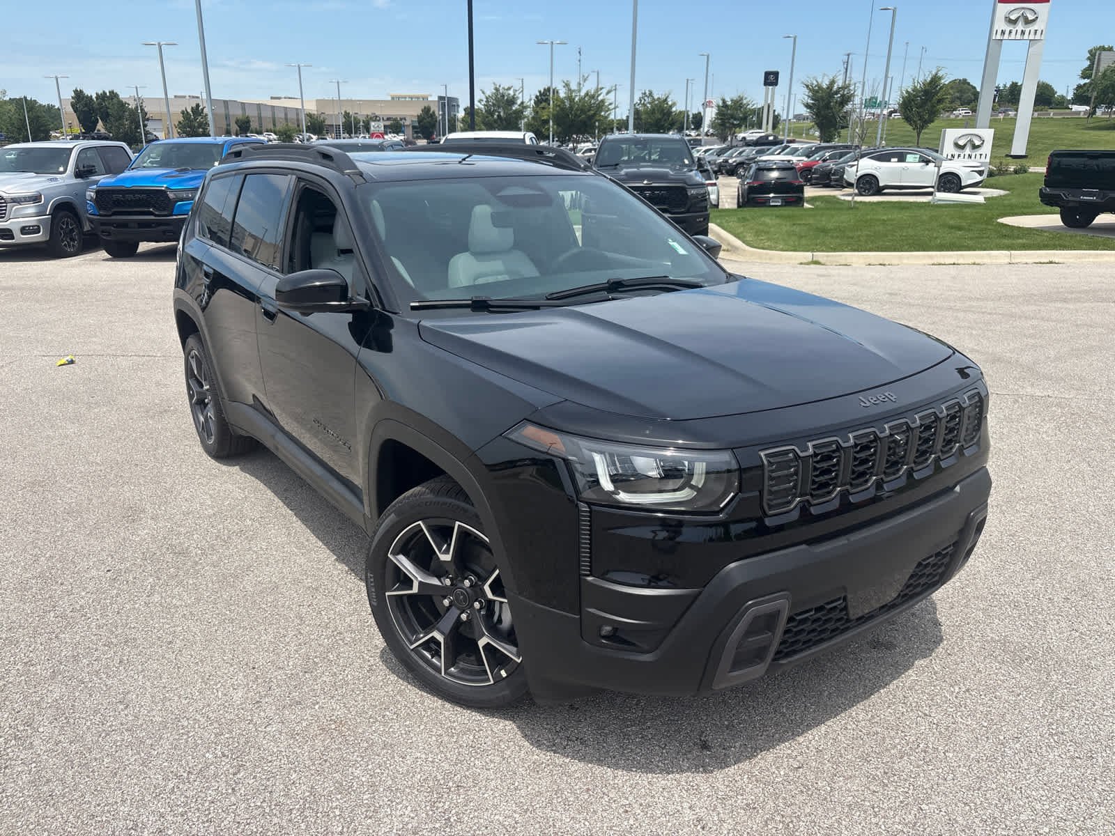 New 2026 Diamond Black Crystal Pearl-Coat Exterior Paint Jeep Overland image 2