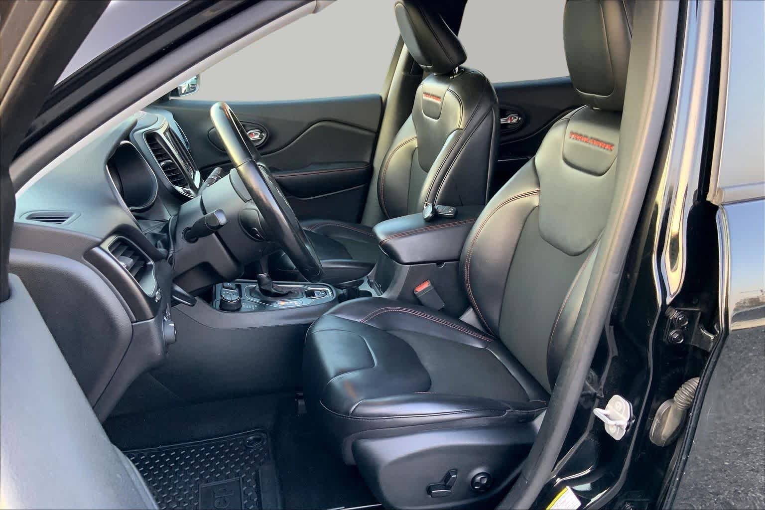Used 2019 Diamond Black Crystal Pearlcoat Jeep Trailhawk image 8
