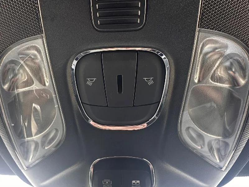 Used 2024 Diamond Black Crystal Pearlcoat Jeep Limited image 14