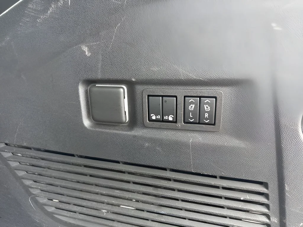 Used 2023 White GMC Denali Ultimate image 9