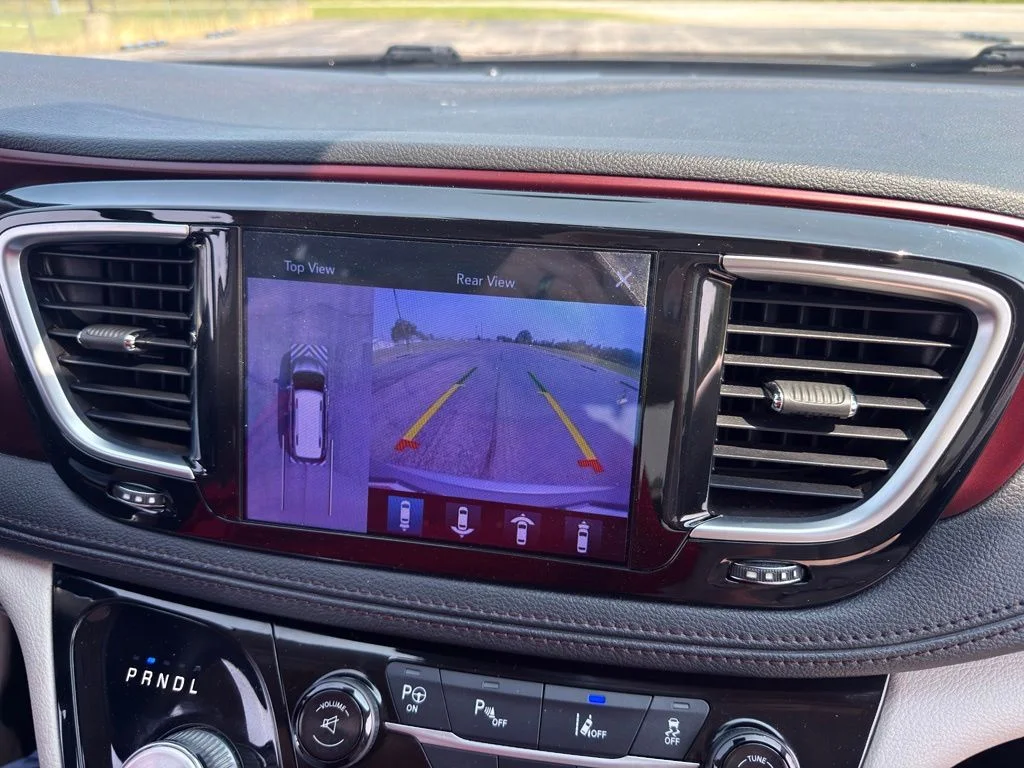 Used 2017 Silver Chrysler Limited image 6