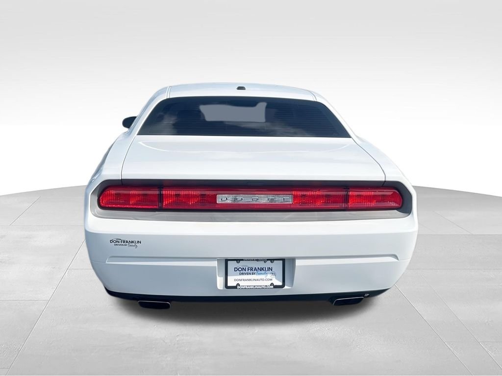 Used 2014 White Dodge SXT image 7