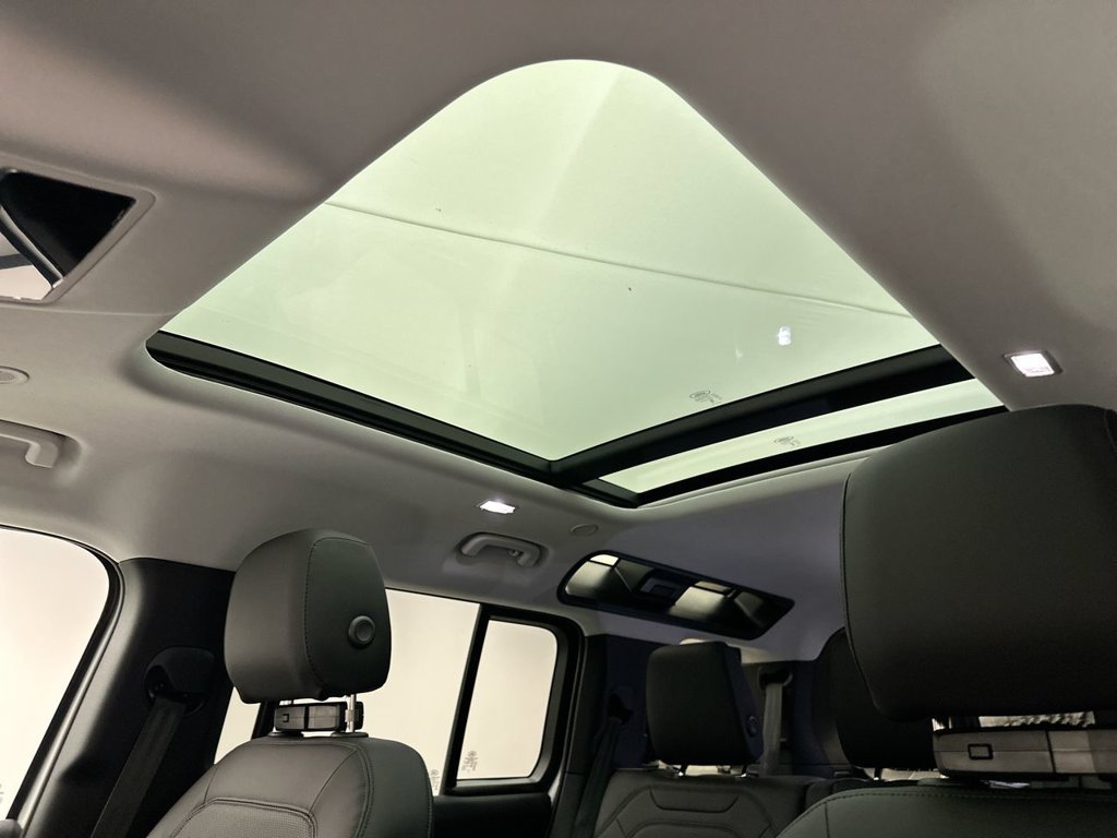 Used 2025 Fuji White Land Rover S image 10