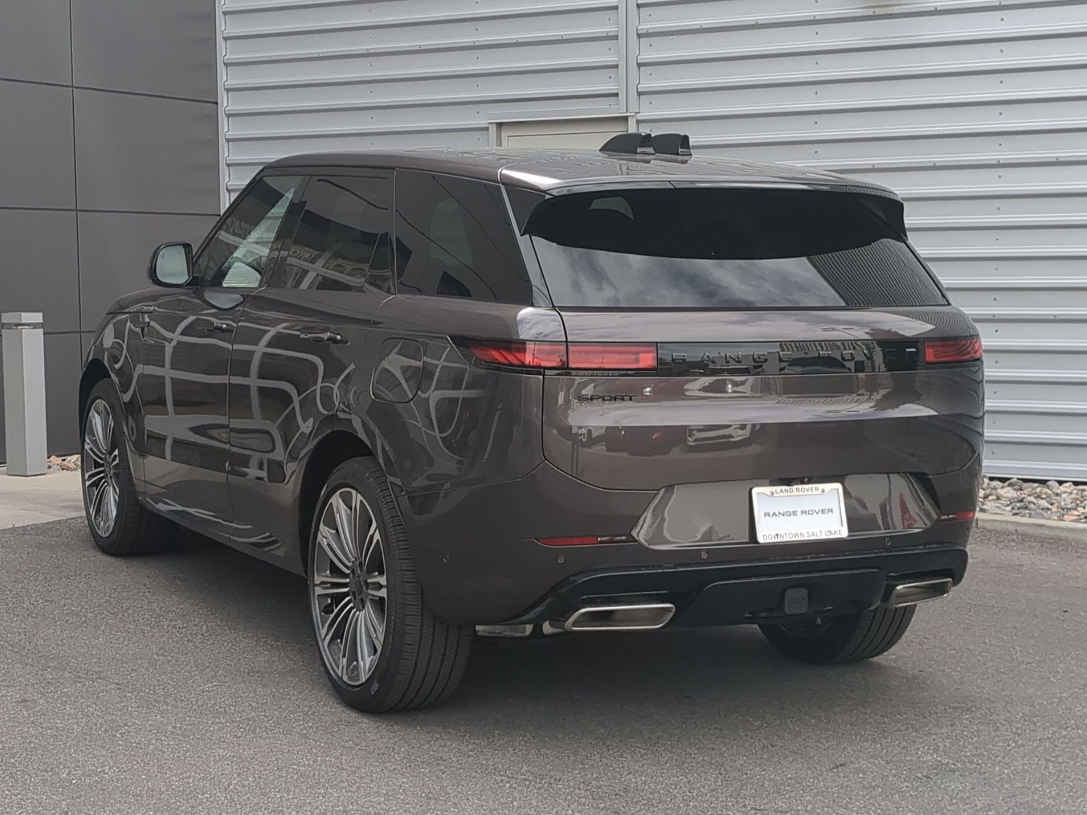 New 2026 Charente Grey Land Rover P460e Dynamic SE image 8
