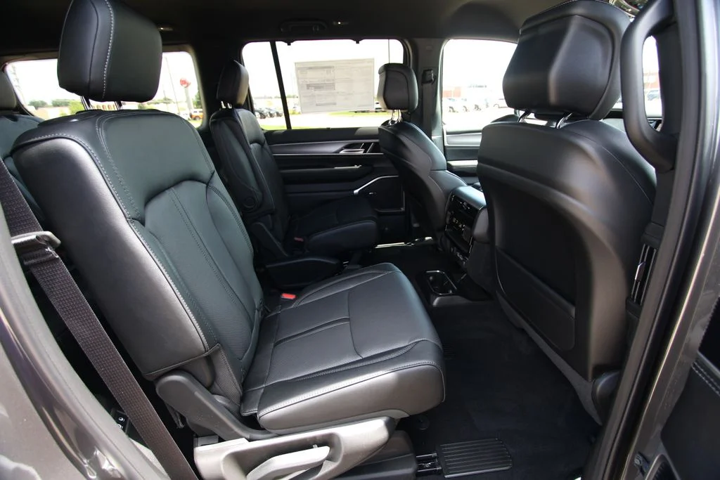 New 2026 Baltic-Gray Metallic Clear-Coat Exterior Paint Jeep Limited Altitude image 9