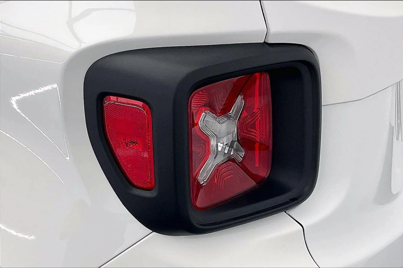 Used 2022 Alpine White Clearcoat Jeep Latitude image 28
