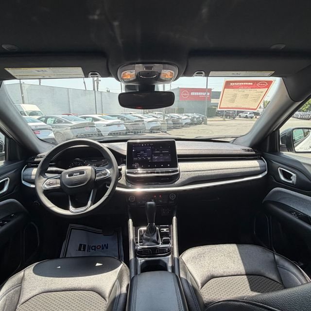 Used 2024 White Jeep Latitude image 30