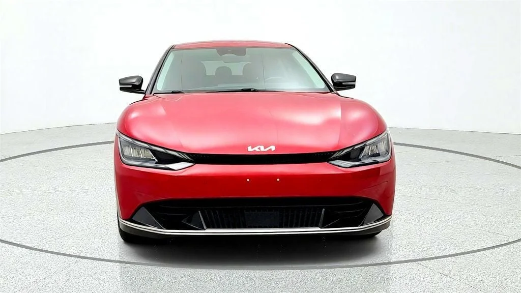Used 2022 Runway Red Kia Wind RWD image 2