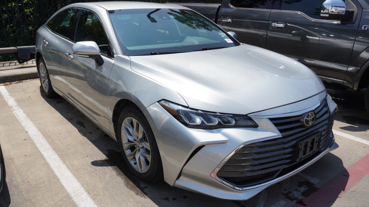 Used 2022 Silver Toyota XLE image 3