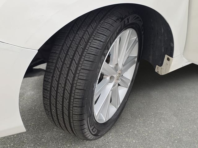 Used 2012 White Toyota XLE image 32