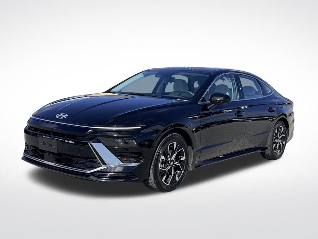 Used 2025 Black Hyundai SEL image 2