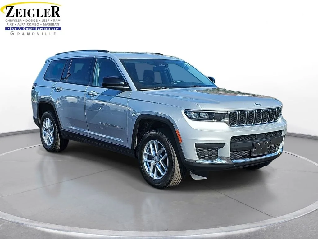 Used 2023 Silver Jeep Laredo image 3
