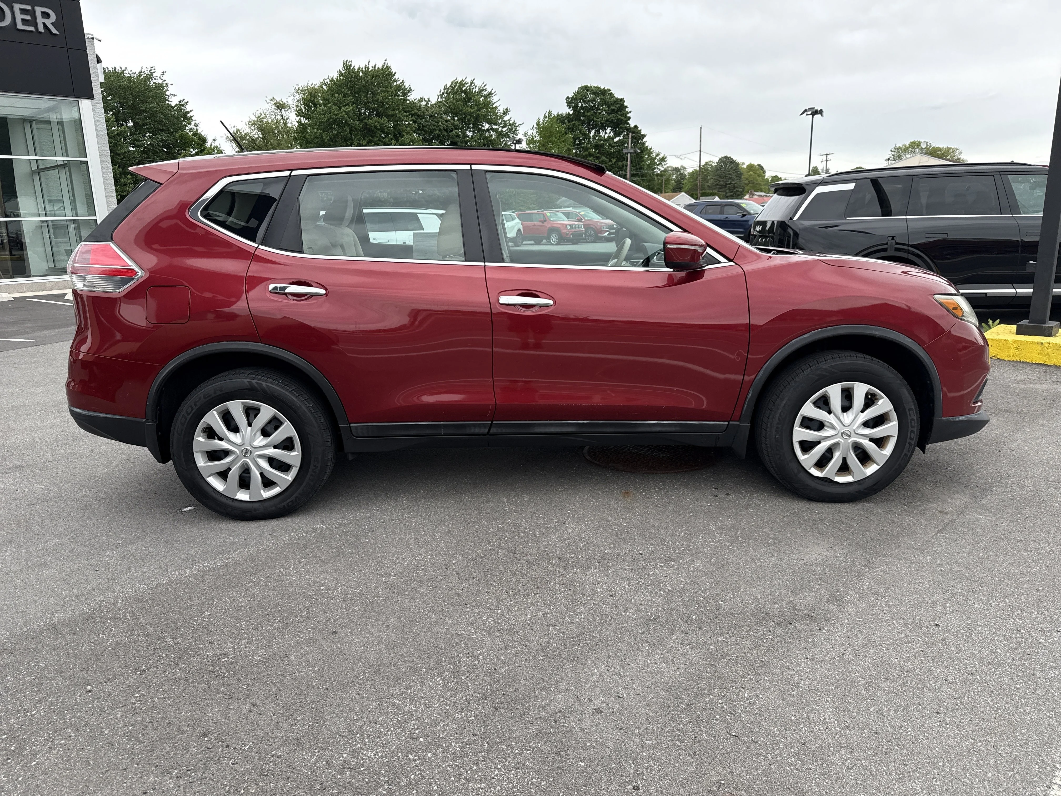Used 2015 Cayenne Red Nissan S image 11