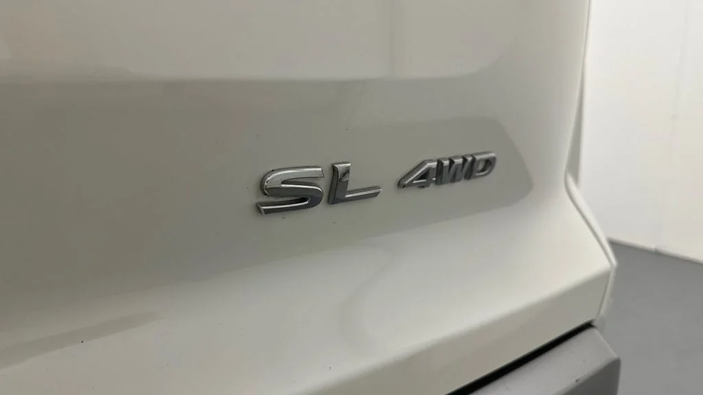 Used 2023 White Nissan SL image 19