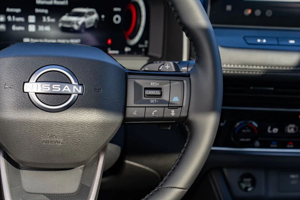 New 2026 Boulder Gray Pearl / Super Black Two-tone Nissan Platinum image 15