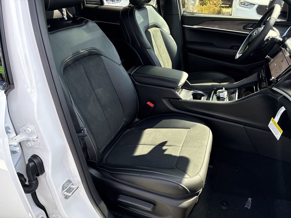 New 2026 Bright White Clear-Coat Exterior Paint Jeep Altitude image 35