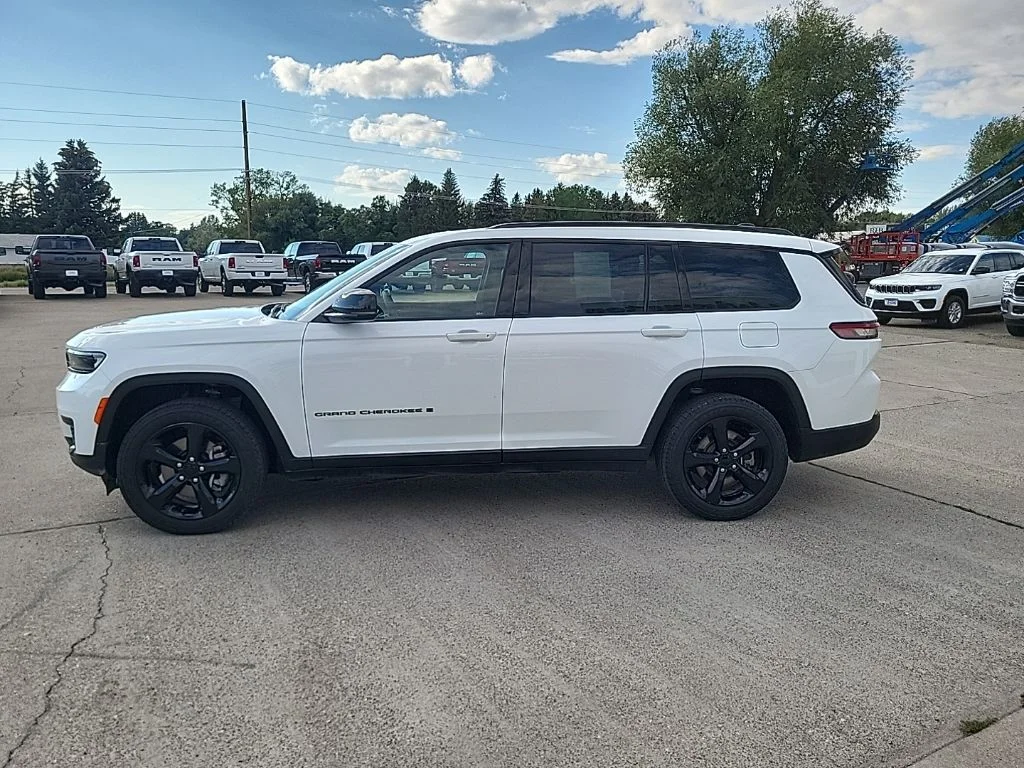 Used 2023 White Jeep Altitude image 3