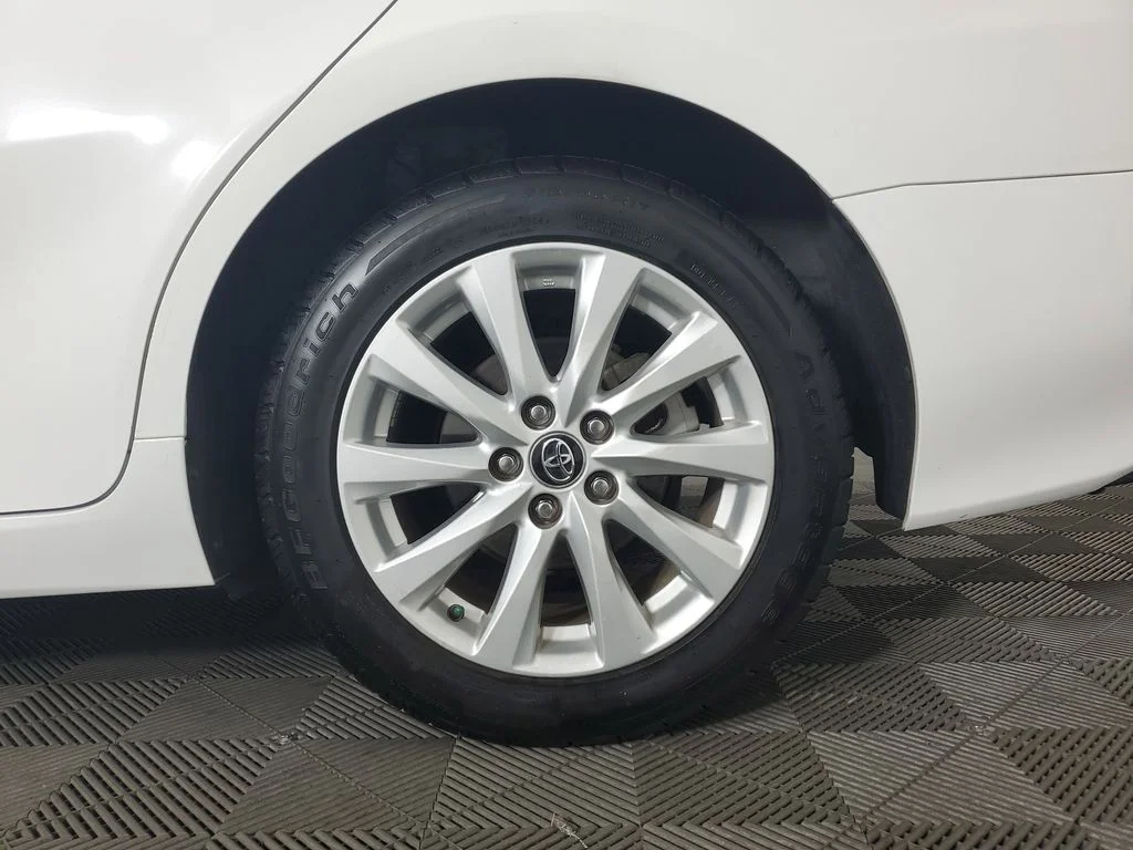 Used 2020 White Toyota LE image 29