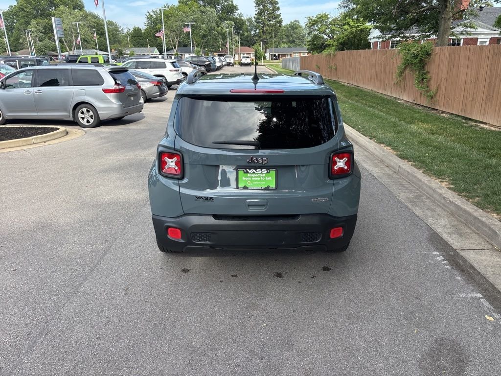 Certified Used 2018 Gray Jeep Latitude image 4