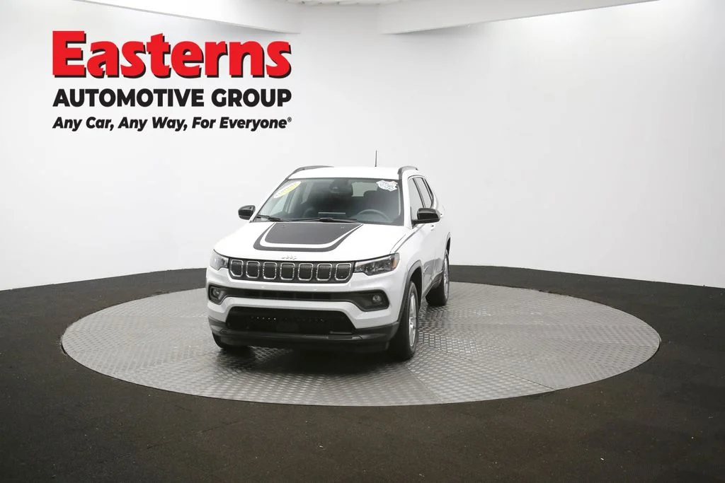 Used 2022 White Jeep Latitude image 51