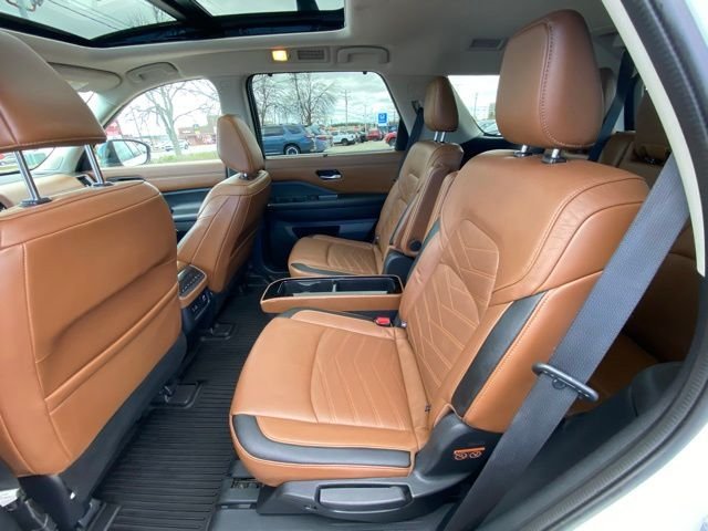 Used 2022 White Nissan Platinum image 47