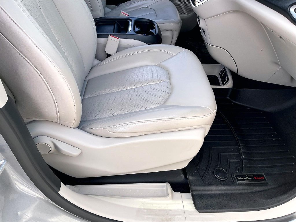 Used 2019 Billet Silver Metallic Clearcoat Chrysler Touring L image 35