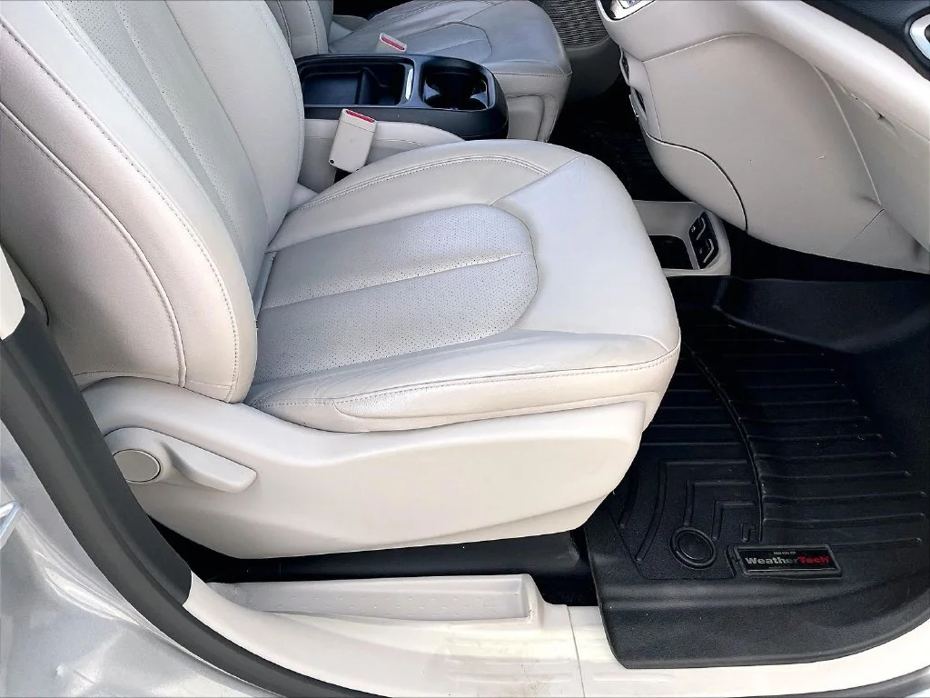 Used 2019 Billet Silver Metallic Clearcoat Chrysler Touring L image 35