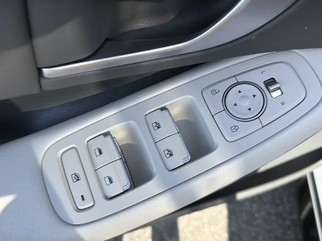 Used 2025 White Hyundai SEL image 32