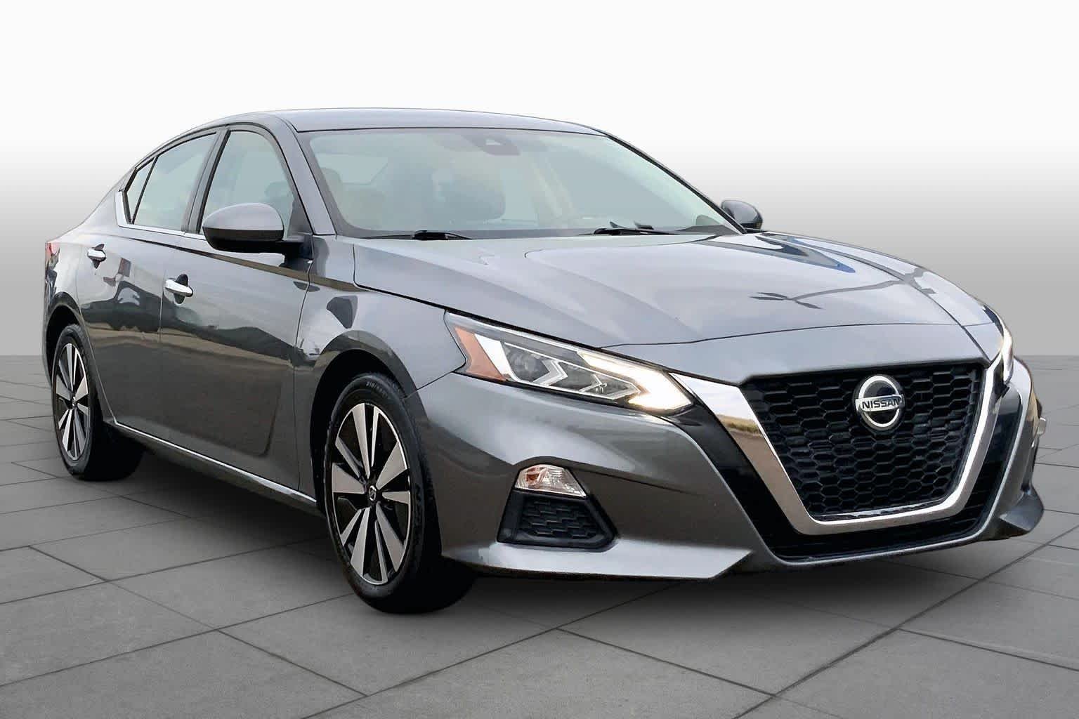 Used 2022 Gun Metallic Nissan 2.5 SV image 3