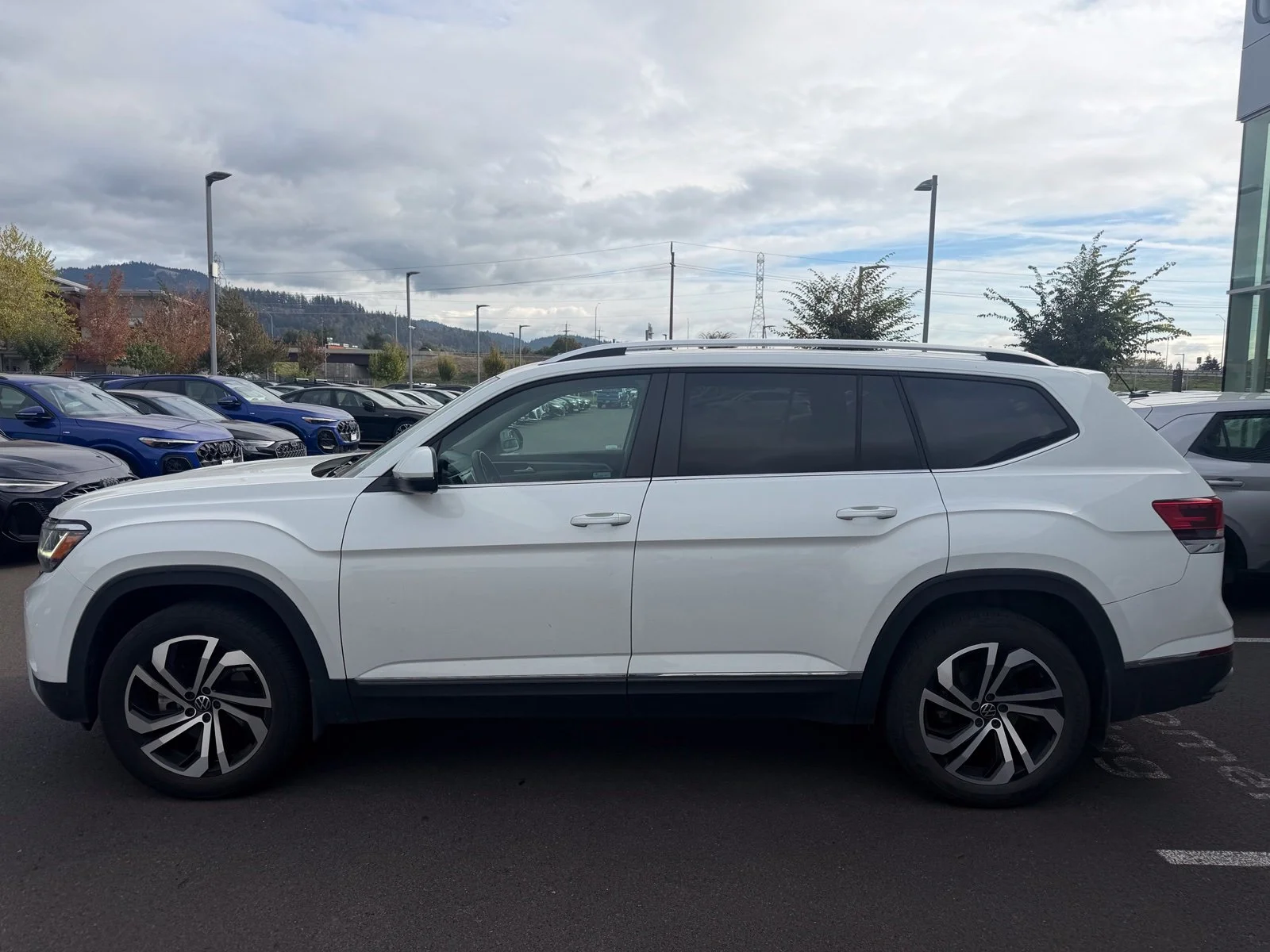 Used 2023  Volkswagen SEL image 2