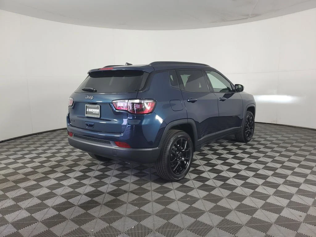 New 2026 Fathom Blue Pearl-Coat Exterior Paint Jeep Latitude image 4