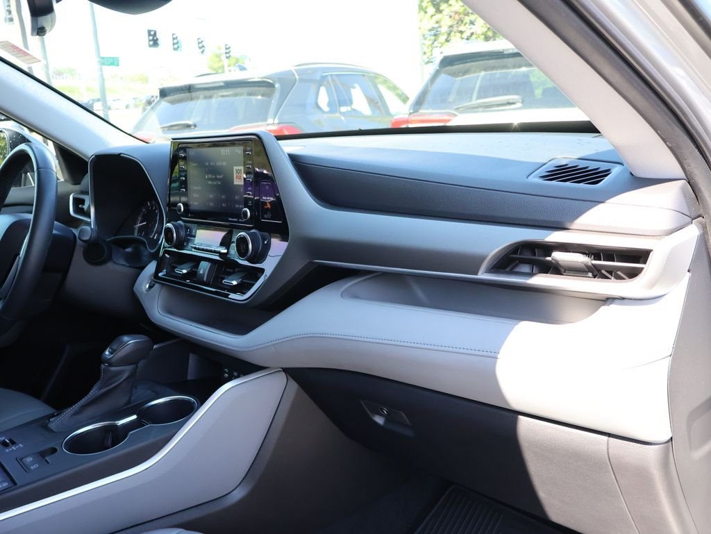 Used 2022 Silver Toyota XLE image 9